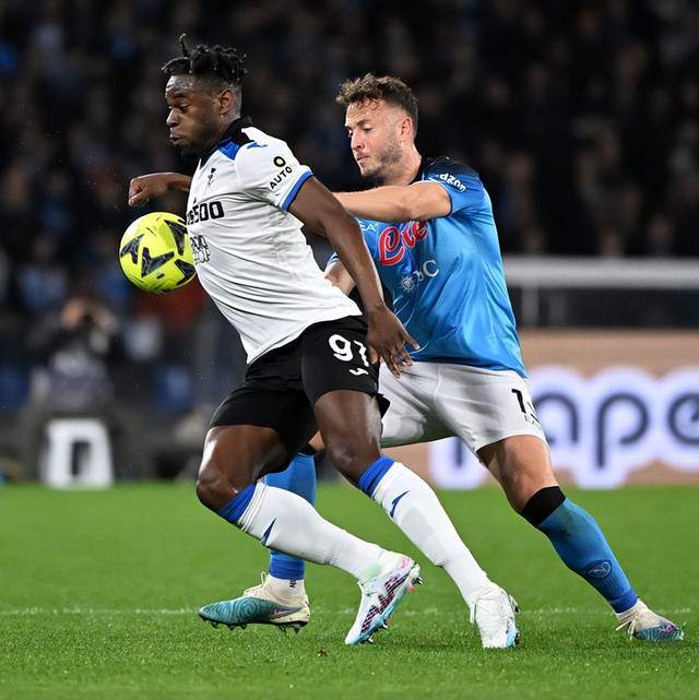 lol官方-小刚踢足球时突然倒地初步判断为肌肉拉伤