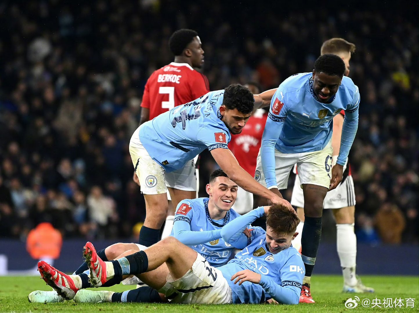 英雄联盟投注-包含清晨突围战来临，曼城围绕NBA季后赛刷新队史纪录，管理层满意，训练强度明显提升的词条