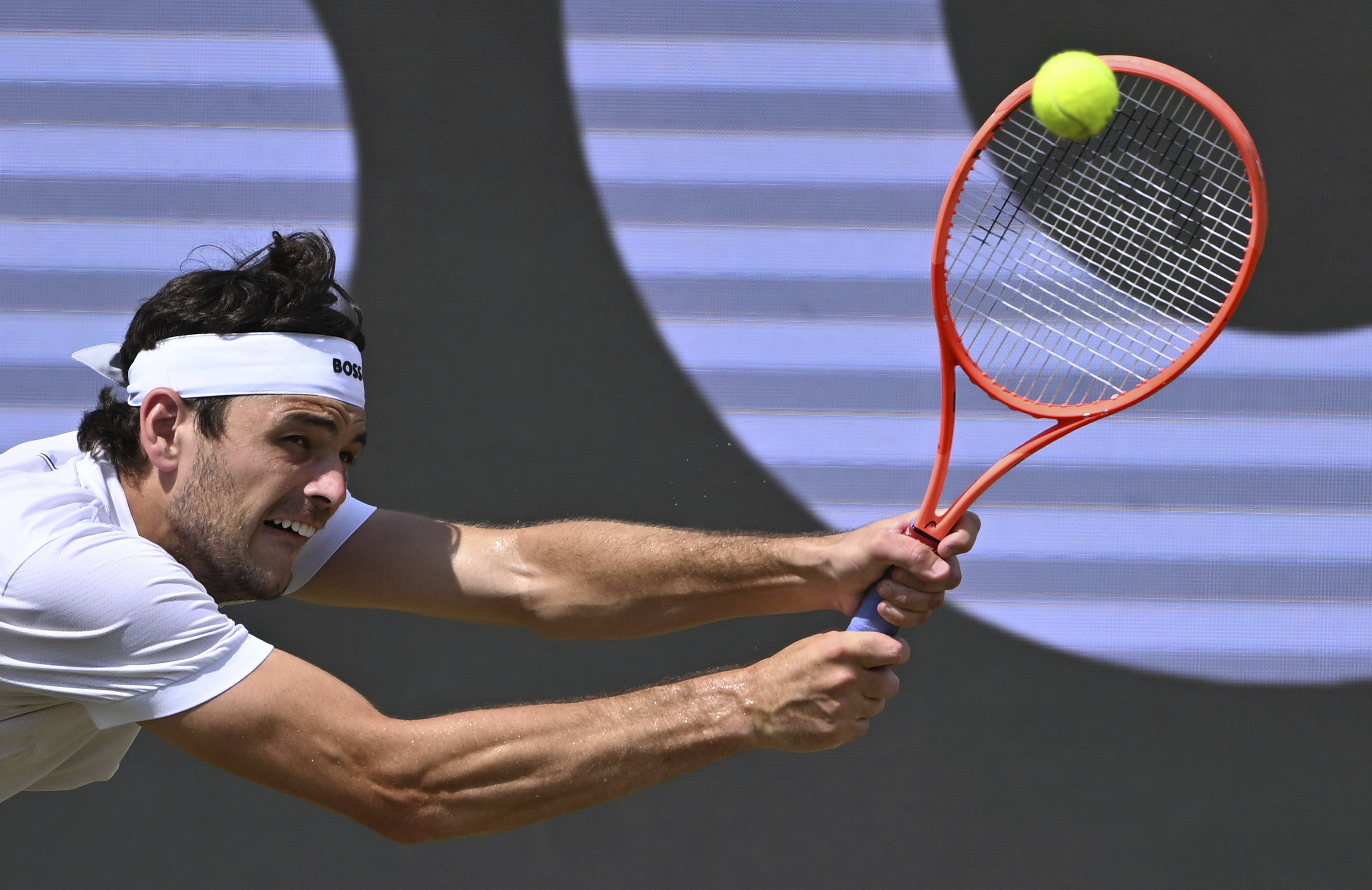 lol中国总决赛-斯图加特迎欧冠关键赛；赛前复出首秀；引发热议；年轻球员得到机会的简单介绍